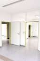 Warteraum mit Blick zur Anmeldung - 