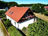Schrägansicht auf Giebelseite und Vorgarten - 4 Zimmer Einfamilienhaus zum Kaufen in Kolkwitz