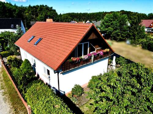 Schrägansicht auf Giebelseite und Vorgarten - 4 Zimmer Einfamilienhaus zum Kaufen in Kolkwitz