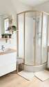 Badezimmer im EG mit Dusche - (KI generiert) - 
