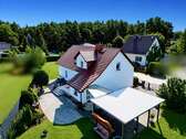 Rückansicht Haus und Carport - Einfamilienhaus mit 165,00 m&sup2; in Kolkwitz zum Kaufen