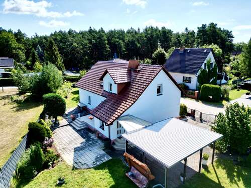 Rückansicht Haus und Carport - 