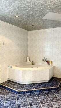 Badezimmer im EG mit Eckbadewanne - 