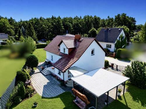 Rückansicht Haus und Carport - 4 Zimmer Einfamilienhaus in Kolkwitz