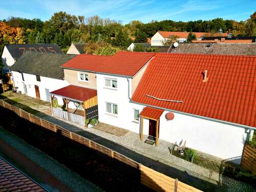 Seitenansicht auf die Nebengebäude - 