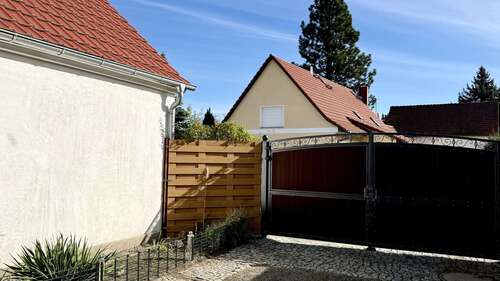 Hofeinfahrt zum Wohnhaus - 