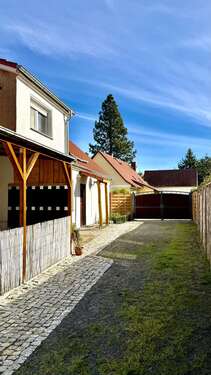 Innenhof mit Blick auf Terrasse und Tor - 