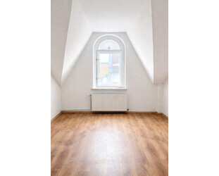 Frisch renovierte Dachgeschosswohnung mit neuem Badezimmer in bester Lage von Forst (Lausitz)!