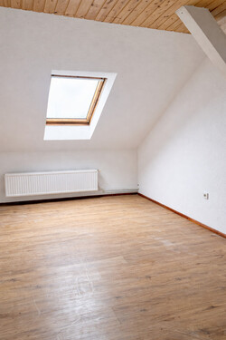 Schlafzimmer / Kinderzimmer - 3 Zimmer Dachgeschoßwohnung in Forst