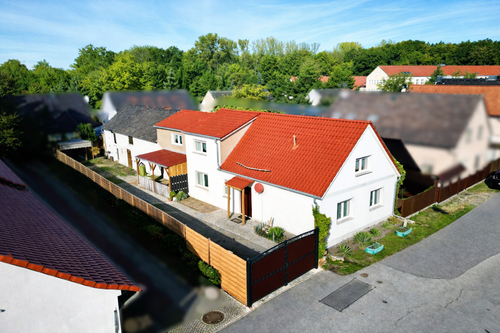 Schrägansicht EFH inkl. Nebengebäuden - 