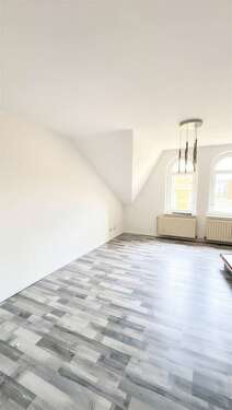 Großes und lichtdurchflutetes Wohnzimmer - Dachgeschoßwohnung mit 60,00 m&sup2; in Forst zur Miete