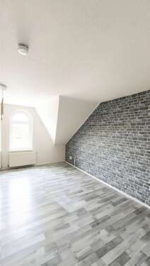 Großes und lichtdurchflutetes Wohnzimmer - 2 Zimmer Dachgeschoßwohnung in Forst