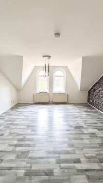 Großes und lichtdurchflutetes Wohnzimmer - 2 Zimmer Dachgeschoßwohnung zur Miete in Forst