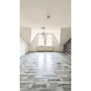 Großes und lichtdurchflutetes Wohnzimmer - 2-Raum-Dachgeschosswohnung in guter Lage von Forst (Lausitz)!
