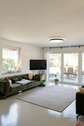 Lichtdurchflutetes Wohnzimmer - (KI generiert) - 