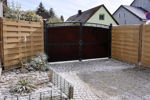 Großzügige Hofeinfahrt - 