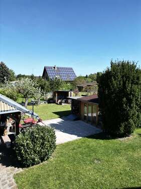 Blick auf das Gartenhaus und Obstgarten - 
