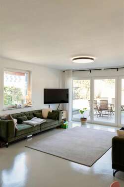 Lichtdurchflutetes Wohnzimmer - (KI generiert) - 