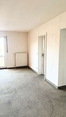 Wohnzimmer mit Übergang zur Küche - 