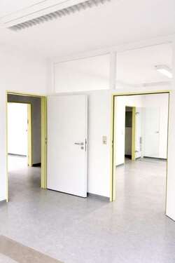 Warteraum mit Blick zur Anmeldung - 