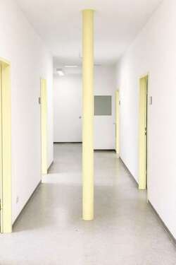 Großer Flur mit Blick zum Eingang - 