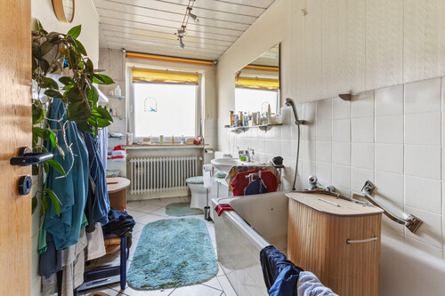 Badezimmer mit Badewanne und Dusche - 