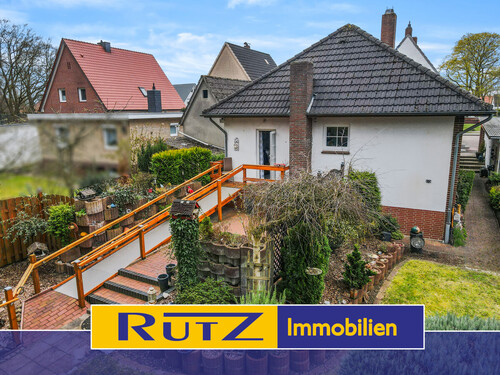 Titelbild - Delmenhorst-Annenheide Gepflegter Walmdachbungalow mit schönem Garten in zweiter Reihe