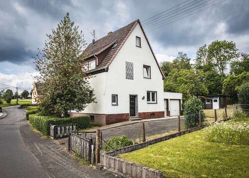 Außenansicht - Platzwunder mit XXL-Garten & Ausbaupotenzial: Gestalte dein Familienglück in Güllesheim!