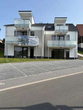 Hausansicht - Modernes Wohnen in Nassau: 3 Zimmer mit Klima & 2 sonnigen Balkonen