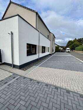 Hauseingang und Parkplätze - 