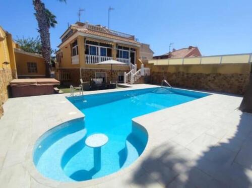 Foto - Villa in Torrevieja - 549.900,00 EUR Kaufpreis, ca.  350,00 m²