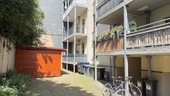 Die Hofseite mit Fahrrad-Carport - 