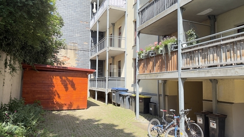 Die Hofseite mit Fahrrad-Carport - 