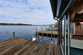 Moderne maritime Residenz - Reetgedecktes, winterfestes Bootshaus mit Bootsgarage und Motorboot am Ziegelsee sofort nutzbar