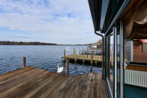 Moderne maritime Residenz - Reetgedecktes, winterfestes Bootshaus mit Bootsgarage und Motorboot am Ziegelsee sofort nutzbar