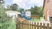 Vor dem Haus zum Hauseingang hin - 