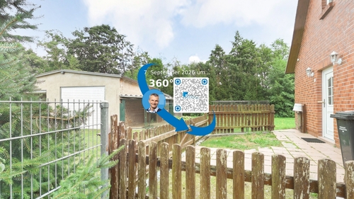 Vor dem Haus zum Hauseingang hin - 