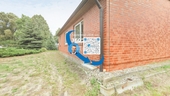 Vor dem Haus in Richtung Strasse - 
