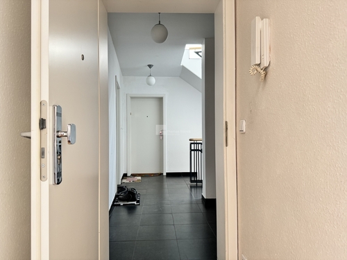 Aus der Wohnungstür in das Treppenhaus sehend - 