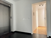 Im Treppenhaus mit fahrstuhl - 