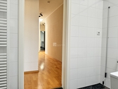 Aus dem Badezimmer zum Flur sehend - 