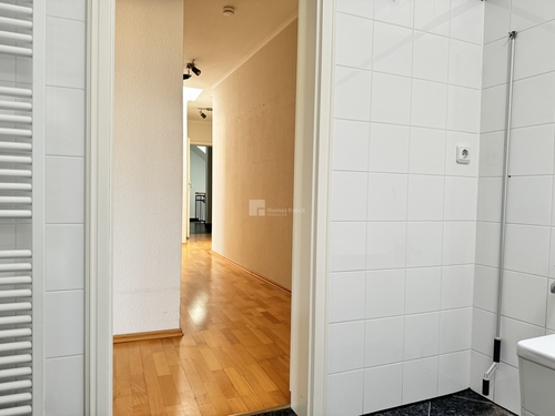 Aus dem Badezimmer zum Flur sehend - 