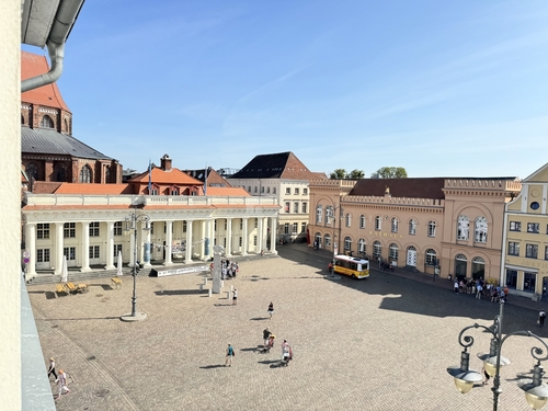 Auf den Marktplatz sehend - 