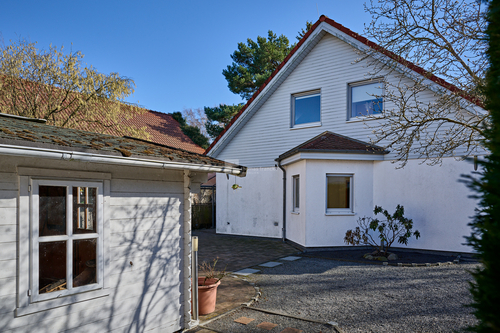 Die Hofansicht mit Gartenhaus - Einfamilienhaus mit 164,00 m&sup2; in Oberkrämer / Marwitz zum Kaufen