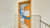 Treppenhaus_Podest_Wohnungseingang - 2 Zimmer Dachgeschoßwohnung zur Miete in Schwerin