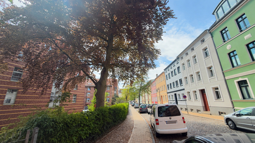 Feldstadt - Feldstrasse - Innenstadtlage für Praktiker: helle 2-Zimmer-Dachgeschosswohnung mit Einbauküche, Duschbad, Keller