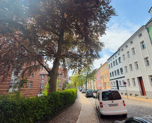 Innenstadtlage für Praktiker: helle 2-Zimmer-Dachgeschosswohnung mit Einbauküche, Duschbad, Keller - Schwerin Feldstadt