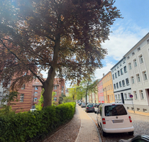 Innenstadtlage für Praktiker: helle 2-Zimmer-Dachgeschosswohnung mit Einbauküche, Duschbad, Keller - Schwerin Feldstadt