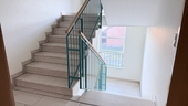 Aus der Wohnung in das Treppenhaus sehend - 