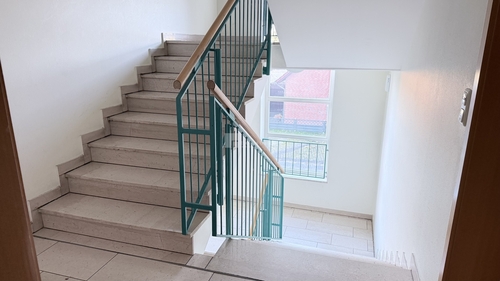 Aus der Wohnung in das Treppenhaus sehend - 